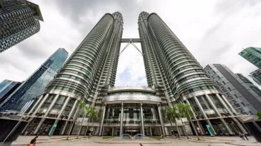 KUALA LUMPUR, MALAYSIA - 29 Mart 2025: Kuala Lumpur 'daki petronas kulelerinin geniş açılı zaman çizelgesi 