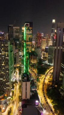 KUALA LUMPUR - 29 Mart 2025: Kuala Lumpur siluetinin zamanlaması gece dikey olarak yüksek bir bakış açısından