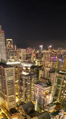 KUALA LUMPUR - 29 Mart 2025: Kuala Lumpur siluetinin zamanlaması gece dikey olarak yüksek bir bakış açısından
