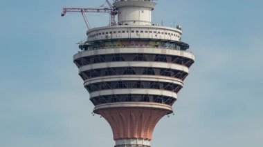 KUALA LUMPUR, MALAYSIA - 24 AYRIL 2025: Kuala lumpur 'daki KL menara kulesinin kapanma zamanı
