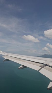 Kanat görüntüsü dikey olarak gökyüzü penceresinden görüntülenir