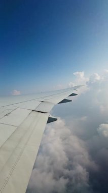 Kanat görüntüsü dikey olarak gökyüzü penceresinden görüntülenir