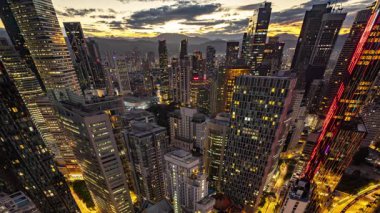KUALA LUMPUR - 29 Mart 2025: Kuala Lumpur siluetinin gündoğumunda yüksek bir görüş noktasından zaman çizelgesi