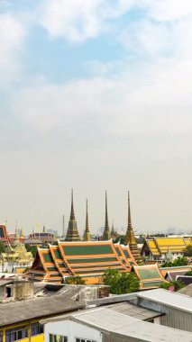 BANGKOK, THAILAND - 25 Mart 2025: Bangkok 'taki ünlü wat pho tapınağının zamanlaması