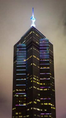 HONG KONG - 19 Mart 2025: Hong Kong merkez siluetinin gece yüksek görüş açısına sahip olması