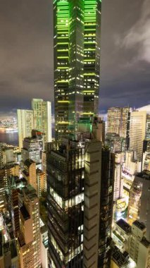 HONG KONG - 19 Mart 2025: Hong Kong merkez siluetinin gece yüksek görüş açısına sahip olması