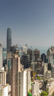 HONG KONG - 19 Mart 2025: Hong Kong merkez siluetinin dikey görüş açısı yüksek