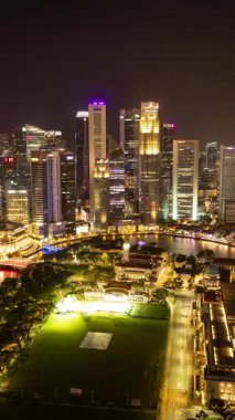 SINGAPORE - 5 Mart 2025: Singapur Merkez İş Bölgesi 'nin zaman çizelgesi geceleri dikey olarak gökyüzünde
