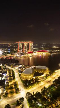 SINGAPORE - 5 Mart 2025: Singapur Merkez İş Bölgesi 'nin zaman çizelgesi geceleri dikey olarak gökyüzünde