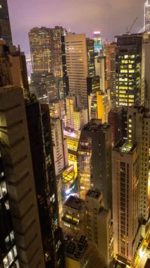 HONG KONG - 19 Mart 2025: Hong Kong merkez siluetinin gece yüksek görüş açısına sahip olması