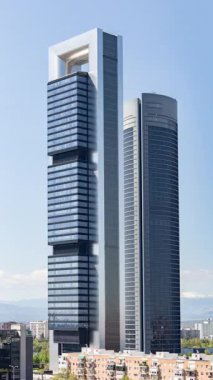 MADRID, İspanya - 24 Nisan 2025: Dikey olarak Madrid 'in finans bölgesinin zamanlaması