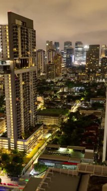 BANGKOK, THAILAND - 9 Mart 2025: Bangkok şehrinin zaman çizelgesi geceleyin dikey olarak yüksek bir noktadan yükselişe geçti