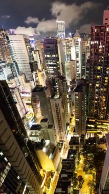 HONG KONG - 19 Mart 2025: Hong Kong merkez siluetinin gece yüksek görüş açısına sahip olması