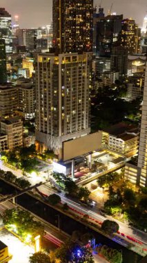 BANGKOK, THAILAND - 9 Mart 2025: Bangkok şehrinin zaman çizelgesi geceleyin dikey olarak yüksek bir noktadan yükselişe geçti