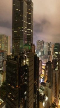 HONG KONG - 19 Mart 2025: Hong Kong merkez siluetinin gece yüksek görüş açısına sahip olması