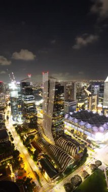 SINGAPORE - 5 Mart 2025: Singapur Merkez İş Bölgesi 'nin zaman çizelgesi geceleri dikey olarak gökyüzünde