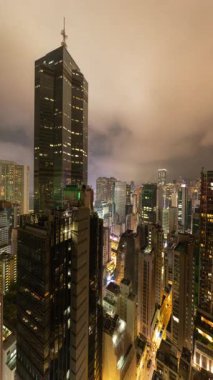HONG KONG - 19 Mart 2025: Hong Kong merkez siluetinin gece yüksek görüş açısına sahip olması