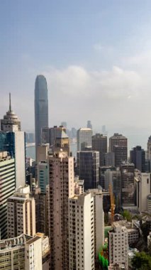 HONG KONG - 19 Mart 2025: Hong Kong merkez siluetinin dikey görüş açısı yüksek