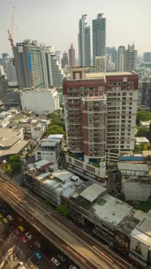 BANGKOK, THAILAND - 9 Mart 2025: Bangkok şehrinin zaman çizelgesi dikey olarak yüksek bir noktadan ufuk çizgisi