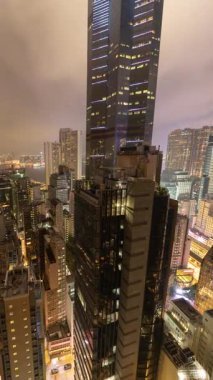 HONG KONG - 19 Mart 2025: Hong Kong merkez siluetinin gece yüksek görüş açısına sahip olması