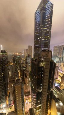HONG KONG - 19 Mart 2025: Hong Kong merkez siluetinin gece yüksek görüş açısına sahip olması