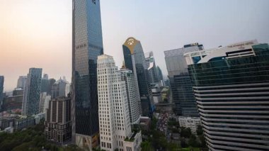 BANGKOK, THAILAND - 9 Mart 2025: Bangkok şehri yüksek bir noktadan hızlı ileri ve ters zaman aralığından ufuk çizgisi