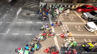 BANGKOK, THAILAND - 13 Mart 2025: Merkez Bangkok 'taki yoğun bir kavşakta yoğun trafik saati 