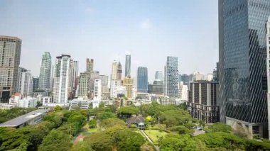 BANGKOK, THAILAND - 9 Mart 2025: Bangkok şehri yüksek bir noktadan hızlı ileri ve ters zaman aralığından ufuk çizgisi