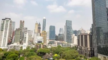 BANGKOK, THAILAND - 9 Mart 2025: Bangkok şehri yüksek bir noktadan hızlı ileri ve ters zaman aralığından ufuk çizgisi