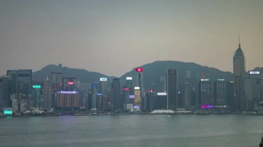 HONG KONG - 19 Mart 2025: Hong Kong Merkezi Ufuk Çizgisi ve Victoria Körfezi Zaman Çizgisi