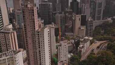 HONG KONG - 19 Mart 2025: Hong Kong merkezi gökyüzü ve Victoria zirvesi