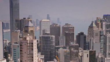 HONG KONG - 19 Mart 2025: Hong Kong merkezi gökyüzü ve Victoria zirvesi