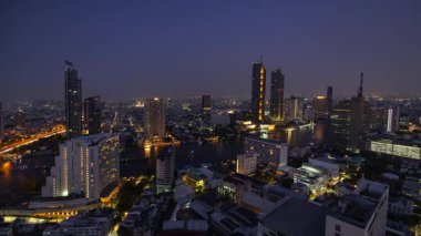 BANGKOK, THAILAND - 9 Mart 2025: Bangkok şehrinin ufuk çizgisi ve Şafak vakti yüksek bir noktadan