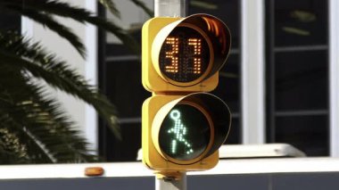 Yeşil adamın trafik ışıklarını ve numaralarını kapatın.