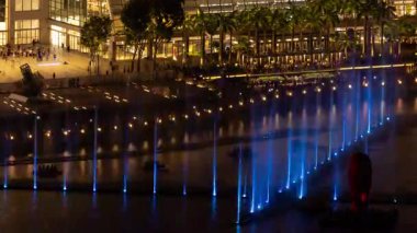 SINGAPORE - 5 Mart 2025: Singapur yat limanı feneri gece gösterisi