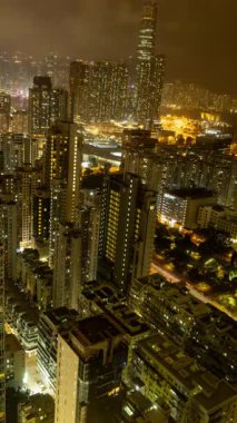 Hong Kong Kowloon Ufuk çizgisi gece trafiği dikey olarak yüksek noktadan