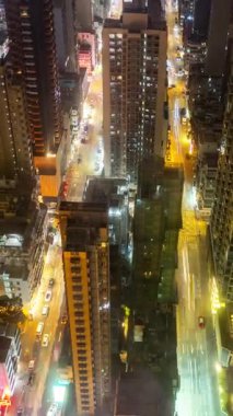 Hong Kong Kowloon Ufuk çizgisi gece trafiği dikey olarak yüksek noktadan