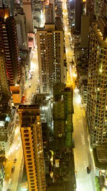 Hong Kong Kowloon Ufuk çizgisi gece trafiği dikey olarak yüksek noktadan