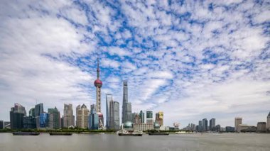 ŞANGHAI, ÇİN - 9 HAZİRAN 2025: Şangay şehrinin ufuk çizgisi zamanlaması ve yüksek görüş açısına göre bükülmesi 