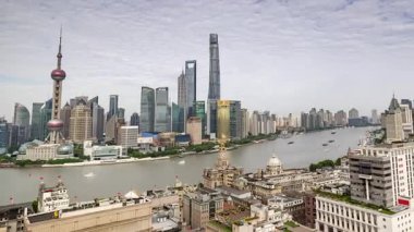 ŞANGHAI, ÇİN - 9 HAZİRAN 2025: Şangay şehrinin ufuk çizgisi zamanlaması ve yüksek görüş açısına göre bükülmesi 