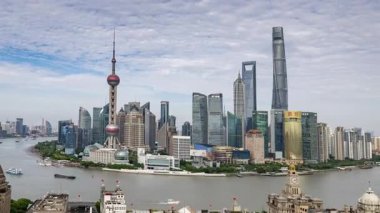 ŞANGHAI, ÇİN - 9 HAZİRAN 2025: Şangay şehrinin ufuk çizgisi zamanlaması ve yüksek görüş açısına göre bükülmesi 