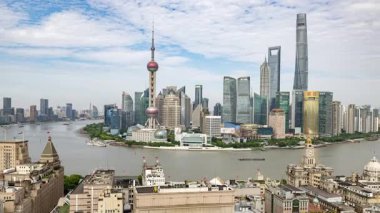 ŞANGHAI, ÇİN - 9 HAZİRAN 2025: Şangay şehrinin ufuk çizgisi zamanlaması ve yüksek görüş açısına göre bükülmesi 