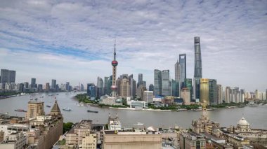 ŞANGHAI, ÇİN - 9 HAZİRAN 2025: Şangay şehrinin ufuk çizgisi zamanlaması ve yüksek görüş açısına göre bükülmesi 