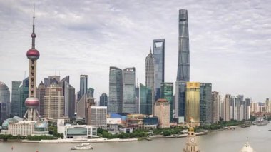 ŞANGHAI, ÇİN - 9 HAZİRAN 2025: Şangay şehrinin ufuk çizgisi zamanlaması ve yüksek görüş açısına göre bükülmesi 