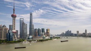 ŞANGHAI, ÇİN - 9 HAZİRAN 2025: Şangay şehrinin ufuk çizgisi zamanlaması ve yüksek görüş açısına göre bükülmesi 