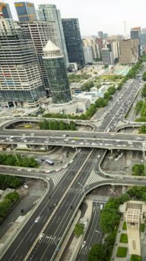 BEIJING, ÇİN - 25 Mayıs 2025: Pekin şehrinin ufuk çizgisi dikey olarak yüksek bir noktadan zamanlaması