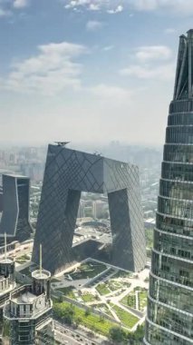 BEIJING, ÇİN - 25 Mayıs 2025: Pekin şehrinin ufuk çizgisi dikey olarak yüksek bir noktadan zamanlaması