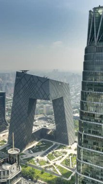 BEIJING, ÇİN - 25 Mayıs 2025: Pekin şehrinin ufuk çizgisi dikey olarak yüksek bir noktadan zamanlaması