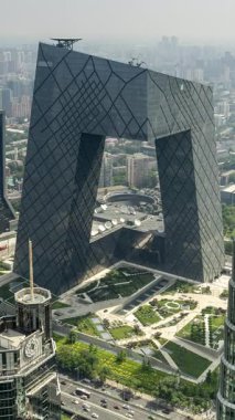 BEIJING, ÇİN - 25 Mayıs 2025: Pekin şehrinin ufuk çizgisi dikey olarak yüksek bir noktadan zamanlaması