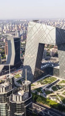 BEIJING, ÇİN - 25 Mayıs 2025: Pekin şehrinin ufuk çizgisi dikey olarak yüksek bir noktadan zamanlaması